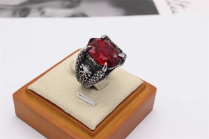 Detailansicht eines Vintage-Drachenkrallenrings für Herren mit rotem Edelstein