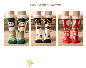 Gros plan de chaussettes thermiques de Noël avec doublure polaire et motifs festifs