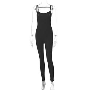 Détail d'une combinaison moulante noire montrant la texture et le décolleté sur mannequin