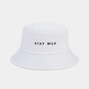 Détail de la broderie Stay Wild noire sur un chapeau bob en sergé de coton blanc pur