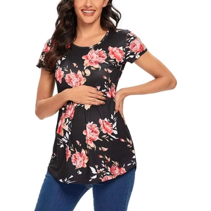 Detail eines Umstandsoberteils mit kurzem Arm, Blumenprint und elastischem Volantstoff