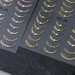 Macro de stickers nail art 5D avec lignes métalliques dorées et petits strass brillants