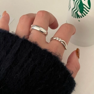 Ensemble de bagues en argent sterling 925 avec nœud et design tressé portées par un mannequin