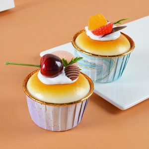 Realistische PU-Künstliche Cupcake-Modelle mit Früchten und Goldrand für die Dekoration