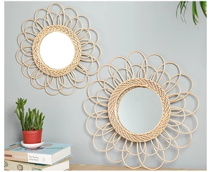 Detalle de espejos de mimbre nórdicos con forma de girasol y estilo bohemio
