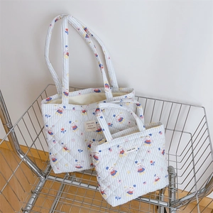 Detailansicht der gesteppten Baumwolltasche mit Hasenprint und Webetikett-Set