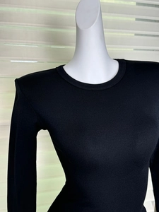 Détail du t-shirt noir ajusté à manches longues en modal extensible avec coupe sablier