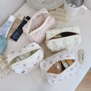 Trousses de maquillage en coton matelassé à fleurs de style français sur bureau
