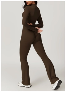 Détail de la veste de yoga marron ajustée et du pantalon évasé à effet galbant