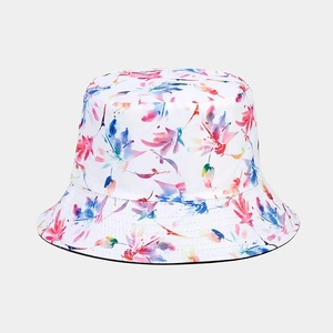 Détail d'un chapeau bob réversible avec des motifs de feuilles à l'aquarelle colorée