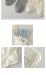 Detail view of cotton socks with Bonjour embroidery, ribbed texture and reinforced heel