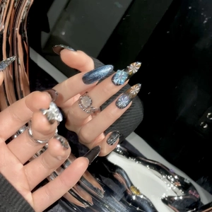 Faux ongles amande faits main effet œil de chat avec paillettes aurora et gemmes bleues