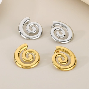 Nahaufnahme von spiralförmigen Ohrsteckern in poliertem Gold und Silber aus Edelstahl
