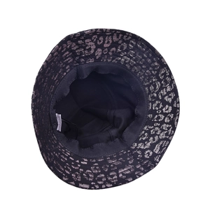 Cappello a secchiello a tesa larga con stampa leopardata viola argento e fodera nera