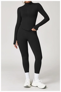 Détail de la veste de yoga noire côtelée avec passe-pouces et col montant zippé