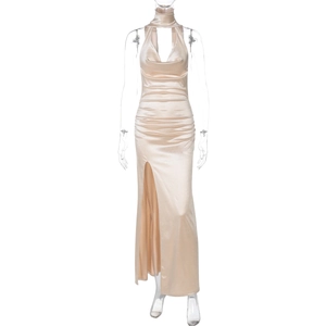 Détail d'une robe licou en satin champagne avec col en V profond et fente haute sur la jambe