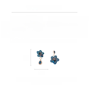 Détails des boucles d'oreilles fleurs en tissu bleu avec cristaux et dimensions