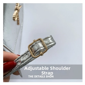 Détail de la bandoulière réglable en argent texturé avec boucle dorée sur le sac à main