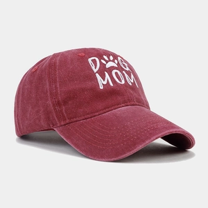 Détail de la casquette vintage en coton délavé avec broderie Dog Mom et visière courbée