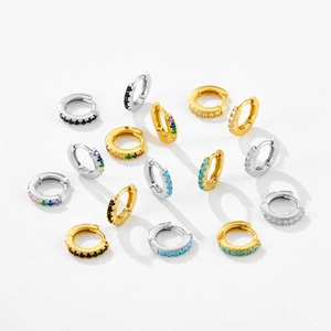 Orecchini a cerchio in argento 925 con zirconi colorati disponibili in oro e argento