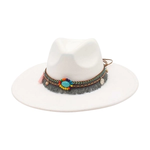 Dettaglio cappello bianco a tesa larga con pietra turchese, perline e frange