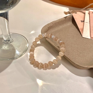 Dettaglio macro del bracciale con perline occhio di gatto champagne e distanziali