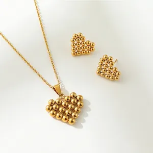 Parure de bijoux élégante collier et boucles d'oreilles cœur en acier titane doré pour femme