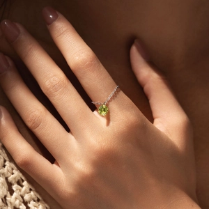 Elegant S925 sterling silver chain ring featuring a dangling olive green gemstone pendant