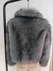 Vue arrière d'une veste grise en fausse fourrure de renard avec une texture pelucheuse