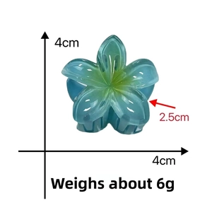 Detail view of a 4x4cm teal flower hair claw clip with size measurements and 6g weight