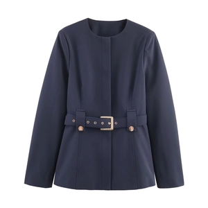 Détail du blazer bleu marine à col rond avec une ceinture à boucle carrée dorée