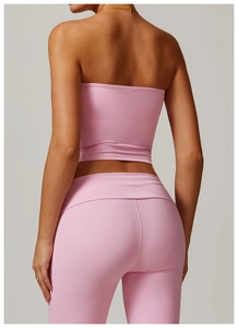 Vue arrière d'un ensemble brassière de sport sans bretelles et legging rose tendre