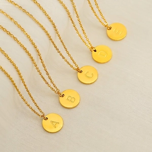 Collier Initiales Disque Rond Minimaliste Acier Inoxydable Plaqué Or 18K Pendentif Lettre Gravée Bijoux Mode Élégants