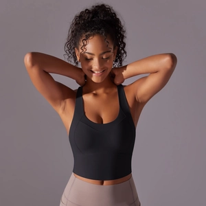 Vue détaillée d'une brassière de sport noire sans couture avec encolure en U sur modèle