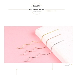 Detailed view of wave-shaped S925 silver thread earrings in gold, rose gold and silver