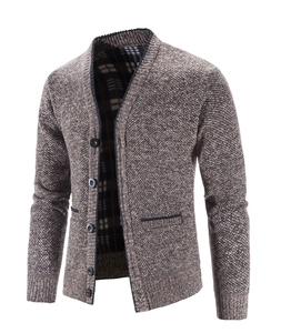 Detail der kaffeebraunen Strickjacke mit klassischem dunkelblauem Karofutter und V-Ausschnitt