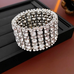 Gros plan du large bracelet extensible en argent à plusieurs rangées de strass étincelants