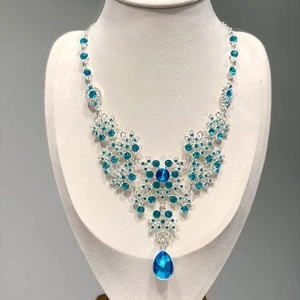 Elegante set di collane con cristalli blu cielo e pendente floreale a goccia