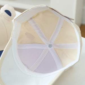 Detaillierte Makroansicht des Innenfutters und Schweißbands der beige Baby-Baseballkappe