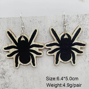 Macro shot of Halloween spider drop earrings with size 6.4x5.0cm and 4.9g weight data