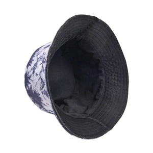 Détail d'un bob réversible tie-dye avec motif marbré et intérieur en coton noir uni