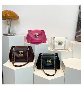 Four colors of stylish chain tote bags with metal square buckles on display stands