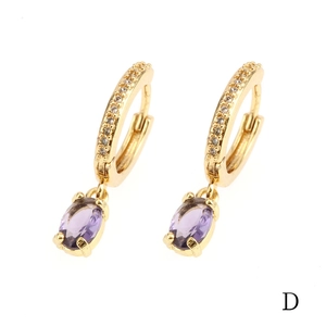 Dettaglio orecchini placcati oro 18K con gocce viola e micro-pavé di pietre lucide
