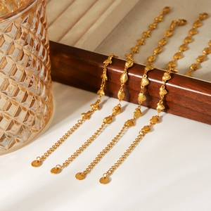 Bracelets élégants en acier inoxydable plaqué or 18 carats avec breloques cœur sur support