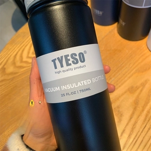 Close-up of TYESO 750ml black vacuum insulated water bottle with cardboard branding sleeve