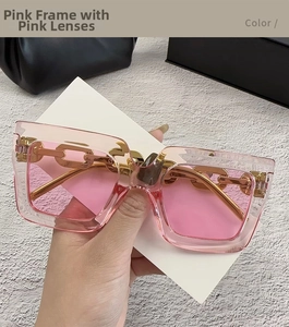 Detalle de gafas de sol cuadradas rosa transparente con elegantes patillas de cadena dorada