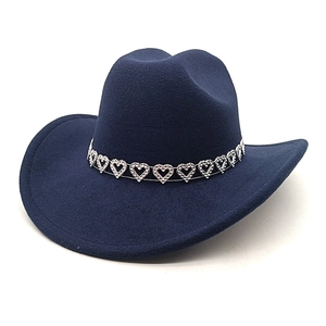 Détail du chapeau de cowboy en feutre bleu foncé avec bande de strass en forme de cœur