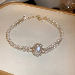 Collier ras de cou double rang en perles baroques avec pendentif ovale et strass