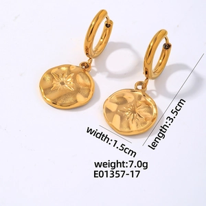 Détail de boucles d'oreilles dorées texturées avec relief étoile et mesures incluses