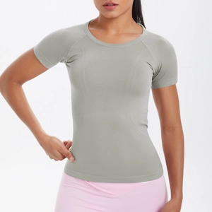 Dettaglio ravvicinato della t-shirt sportiva grigia slim fit con trama jacquard traspirante